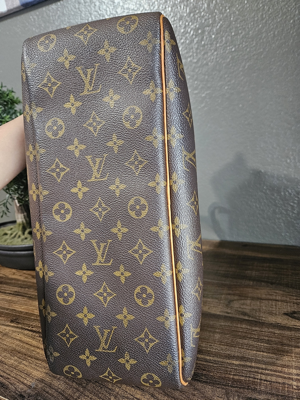 Authentic Louis Vuitton Deauville Monogram Canvas - Picture 14 of 16